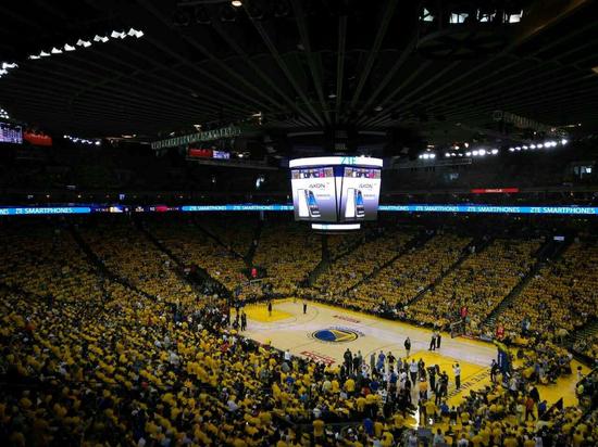 拦都拦不住！对手疑肘击队友，梅西出头“教育”阿根廷老乡（看不下去！对手疑肘击队友，梅西挺身而出训斥阿根廷同胞）