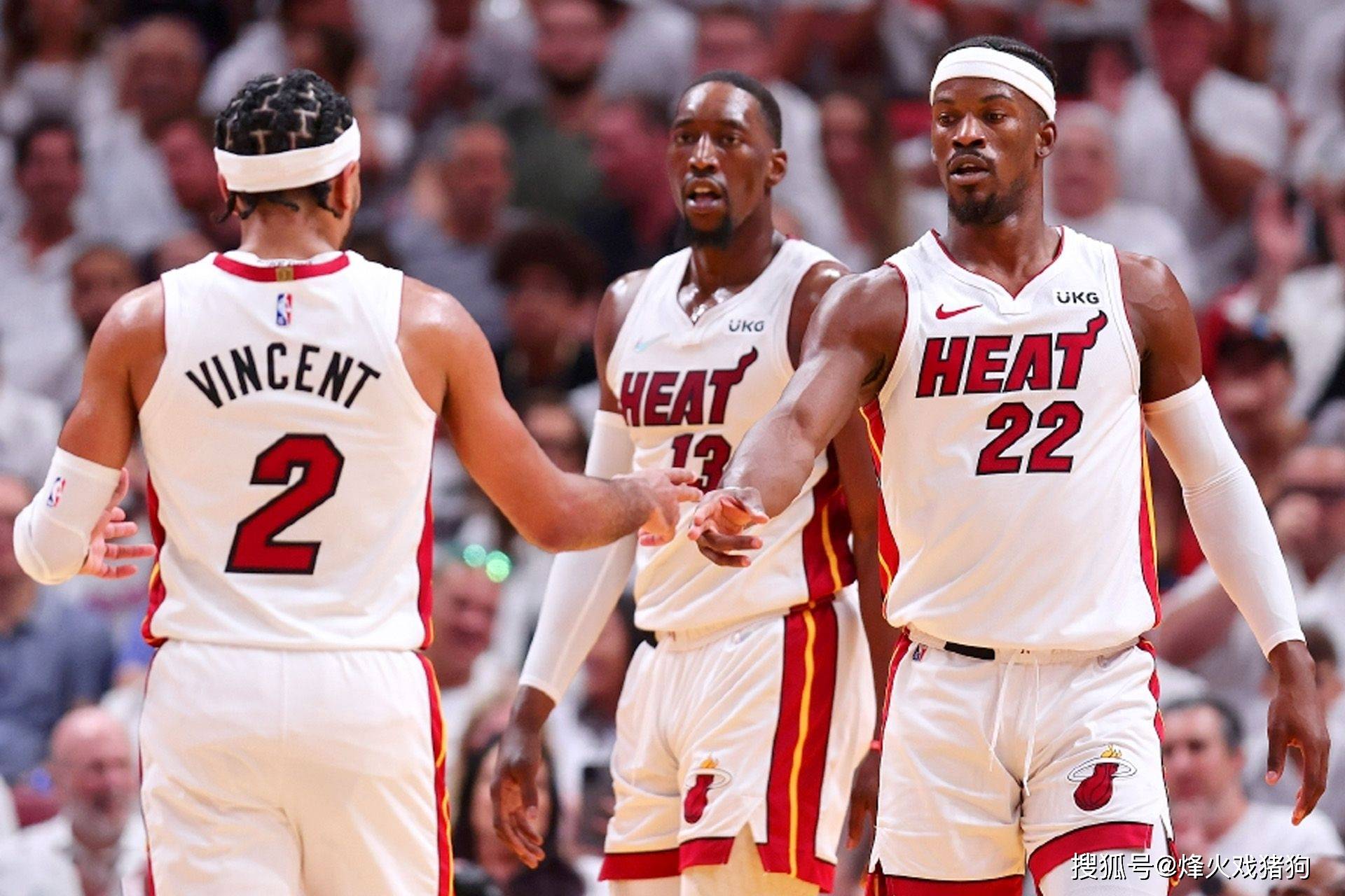 足球中超裁判误判引争议，官方深夜发布说明（中超裁判判罚失误惹争议，官方深夜发文回应）